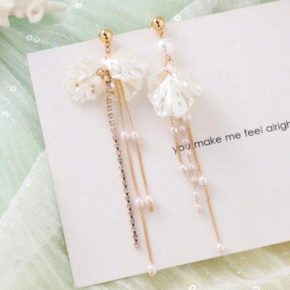 Shell Pearl Earrings - Picture 3 of 9